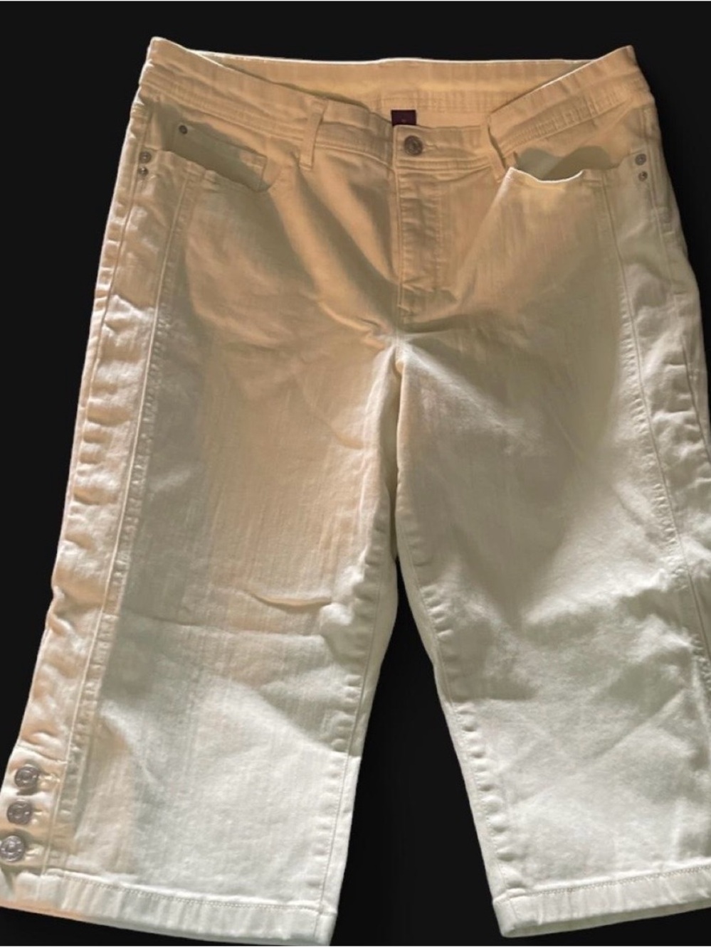 Gloria Vanderbilt pale yellow capris